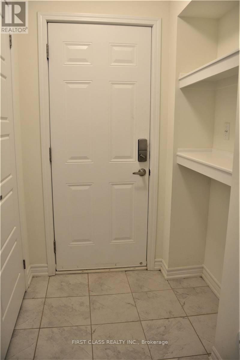 944 Balsam Court, Milton, Ontario  L9E 1R6 - Photo 2 - W12567556