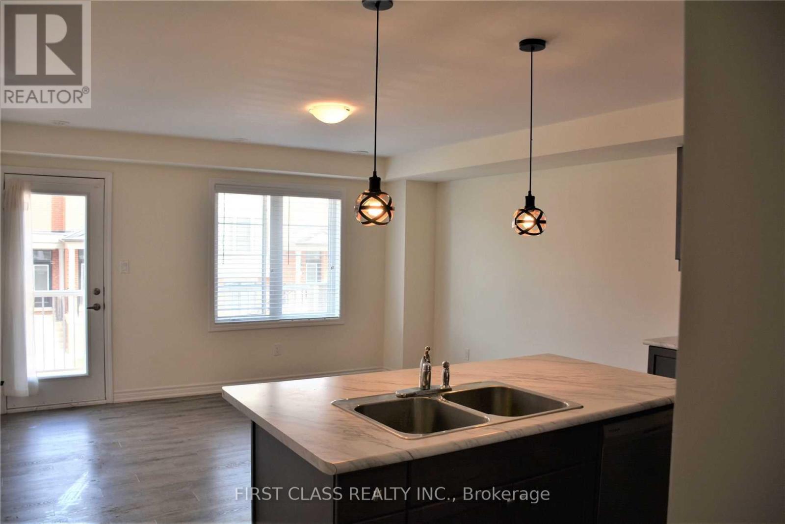 944 Balsam Court, Milton, Ontario  L9E 1R6 - Photo 4 - W12567556