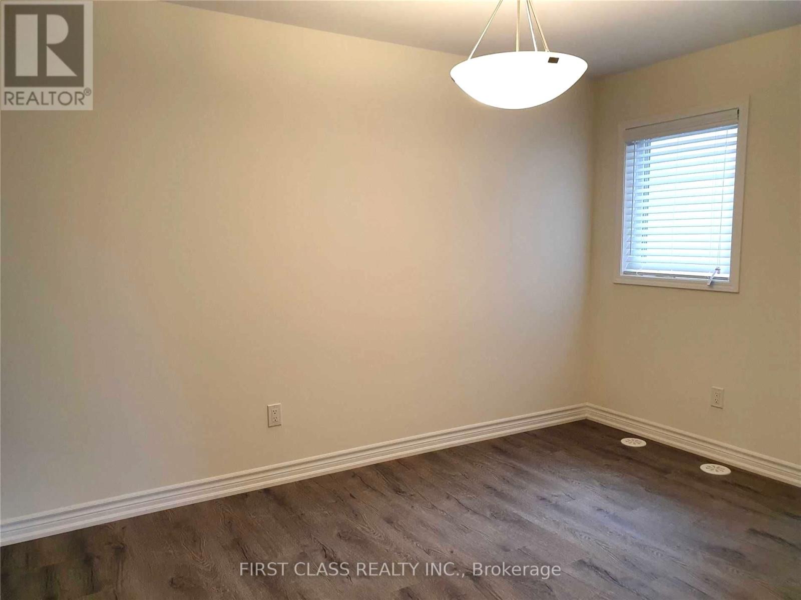 944 Balsam Court, Milton, Ontario  L9E 1R6 - Photo 7 - W12567556