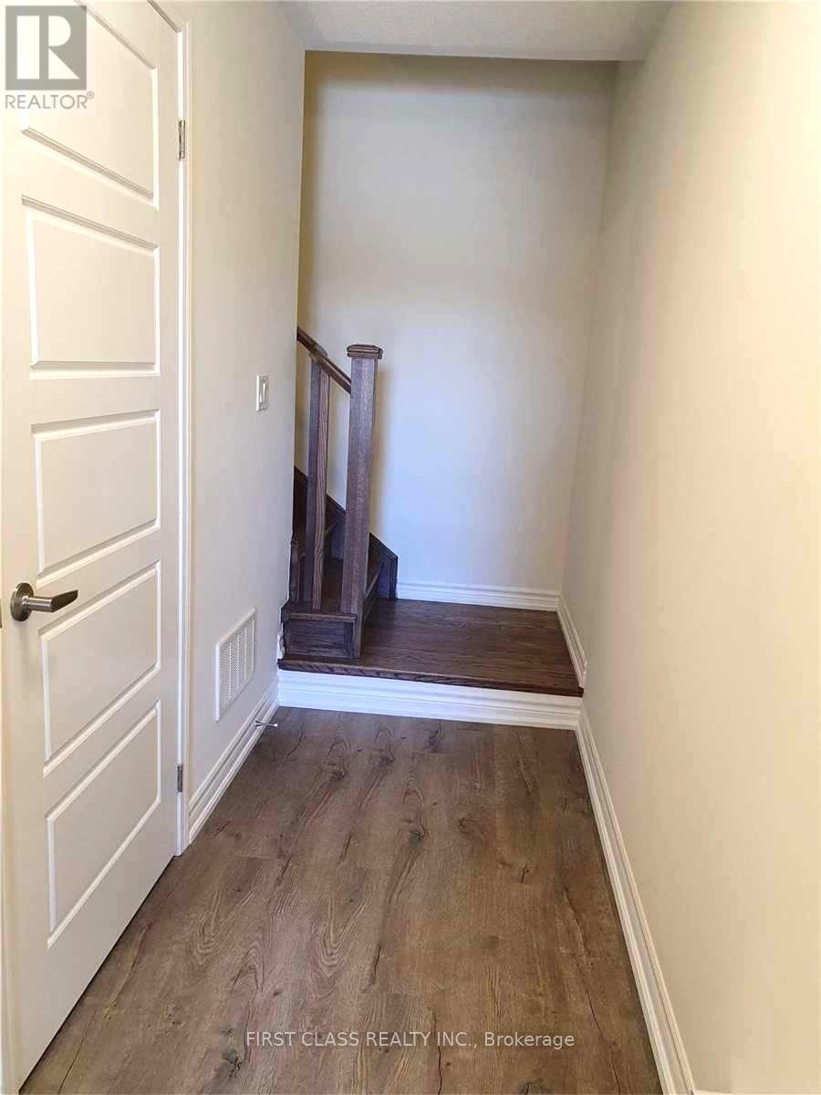 944 Balsam Court, Milton, Ontario  L9E 1R6 - Photo 8 - W12567556