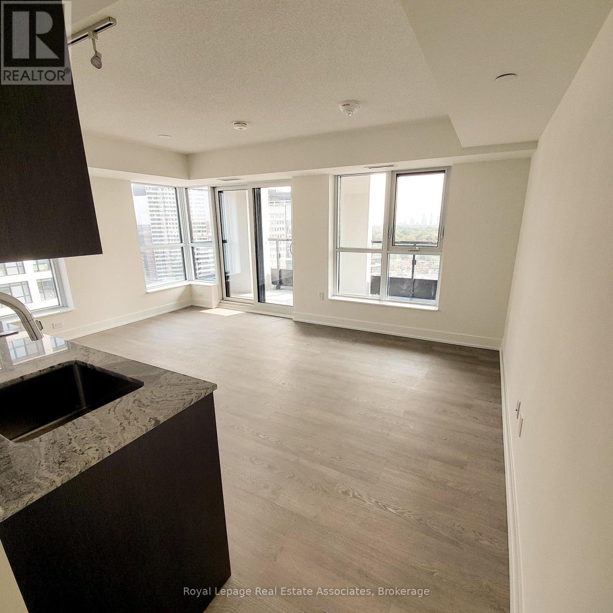 1422 - 9 Mabelle Avenue, Toronto, Ontario  M9A 0E1 - Photo 2 - W12567574