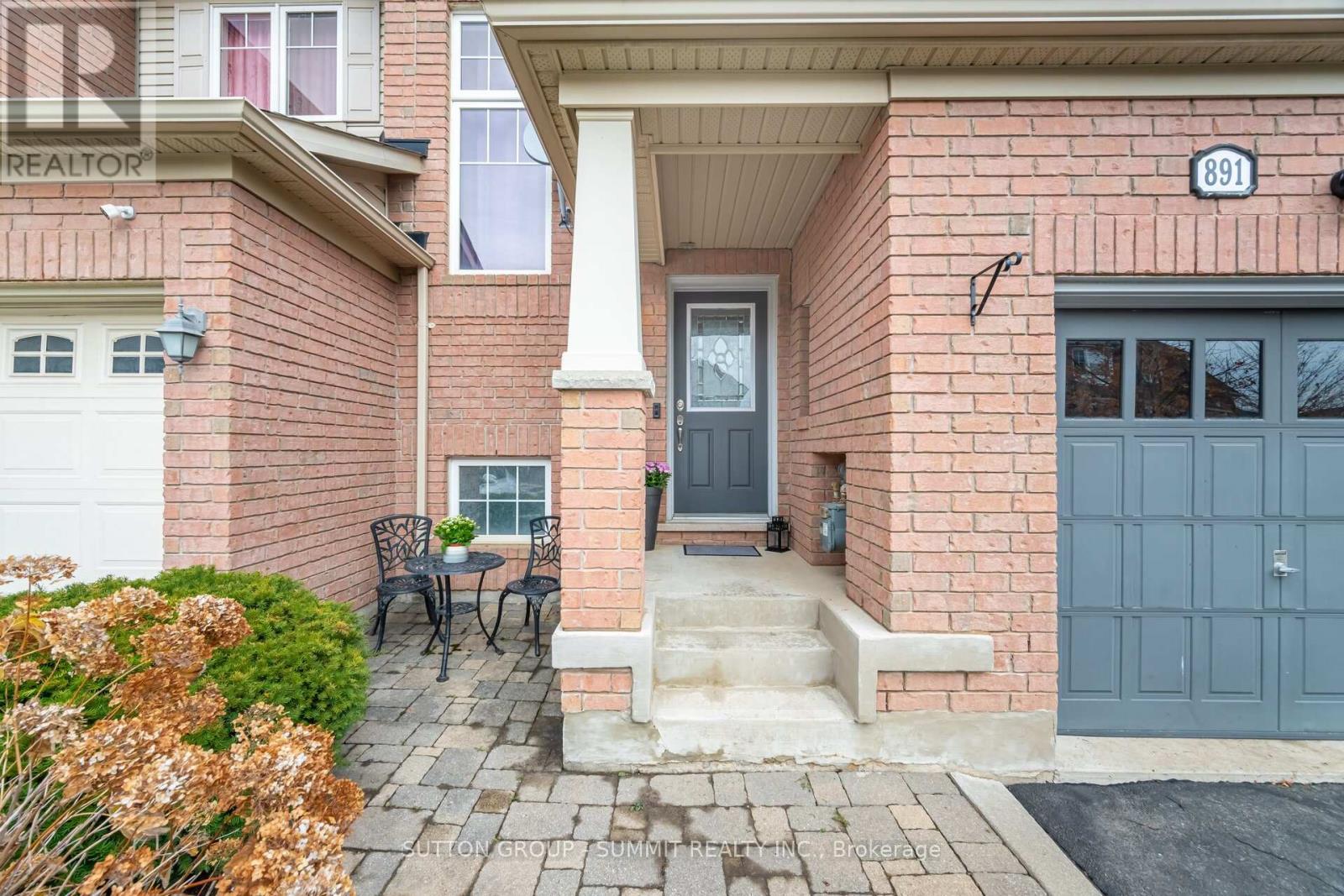 891 Mcewan Drive, Milton, Ontario  L9T 6P5 - Photo 2 - W12567576