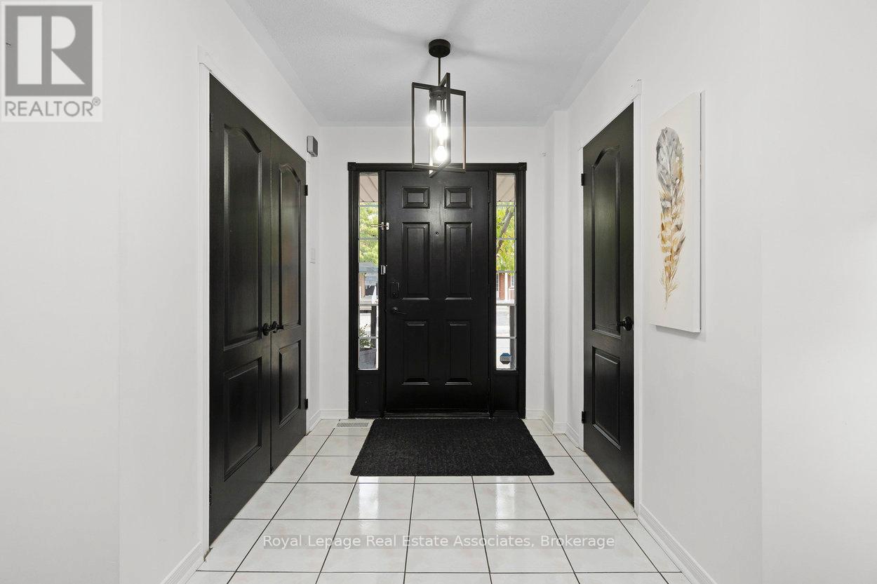 11 Redfinch Way, Brampton, Ontario  L7A 2B2 - Photo 4 - W12567624