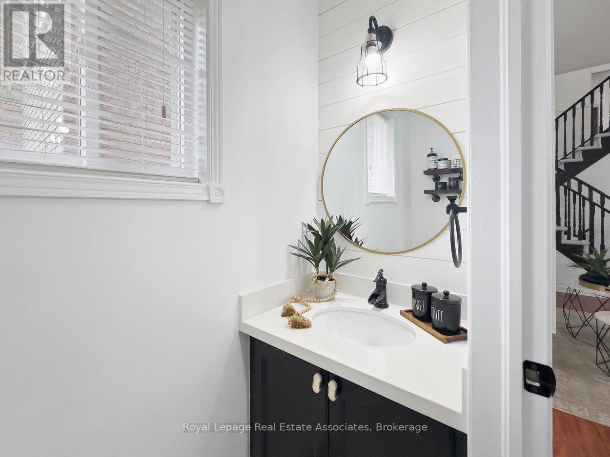 11 Redfinch Way, Brampton, Ontario  L7A 2B2 - Photo 5 - W12567624