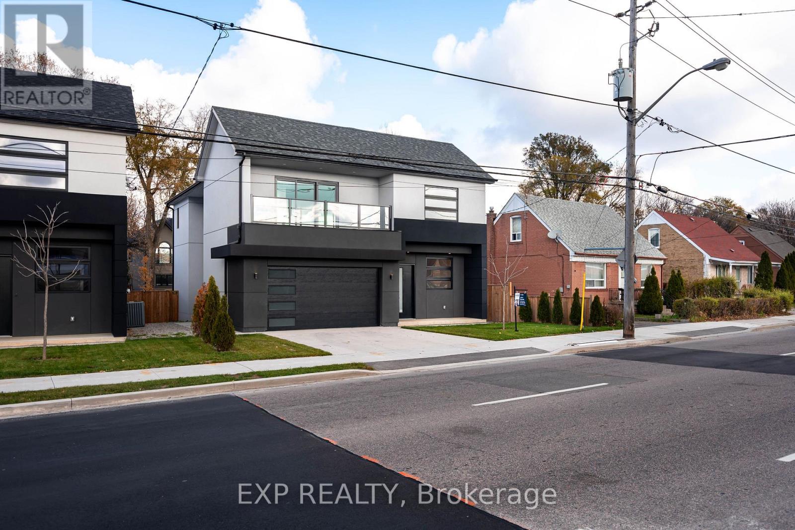 14 Walsh Avenue, Toronto, Ontario  M9M 1B6 - Photo 3 - W12567628