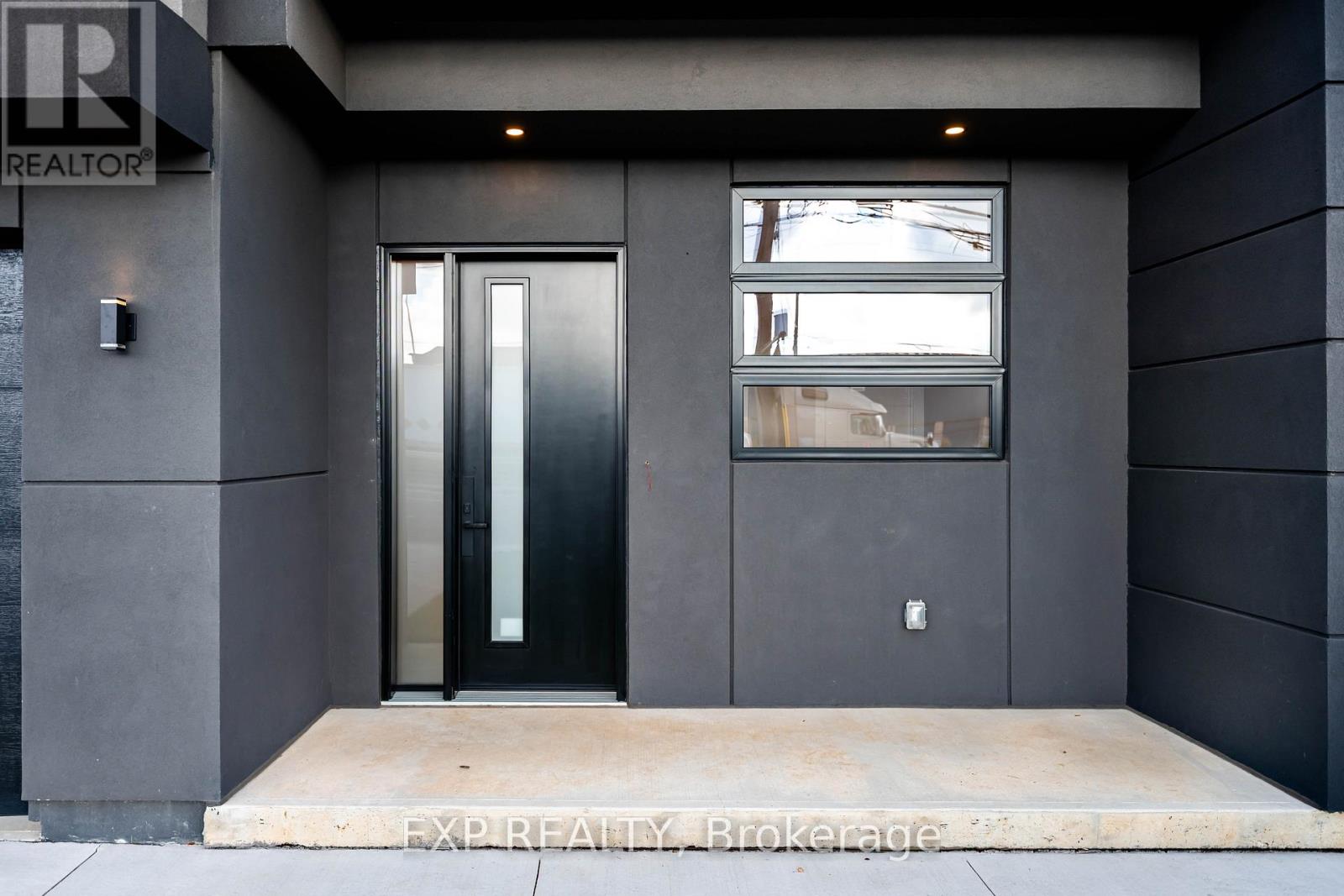 14 Walsh Avenue, Toronto, Ontario  M9M 1B6 - Photo 4 - W12567628