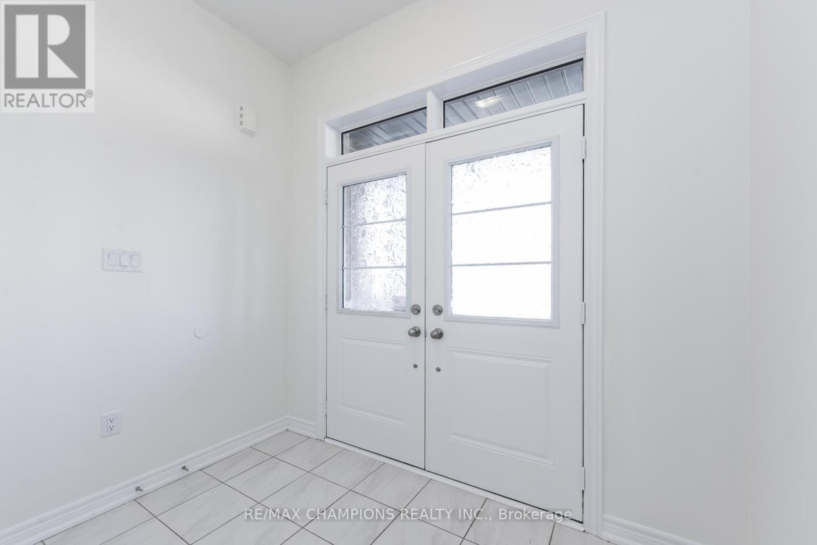 121 Adventura Road, Brampton, Ontario  L7A 0B7 - Photo 2 - W12567634