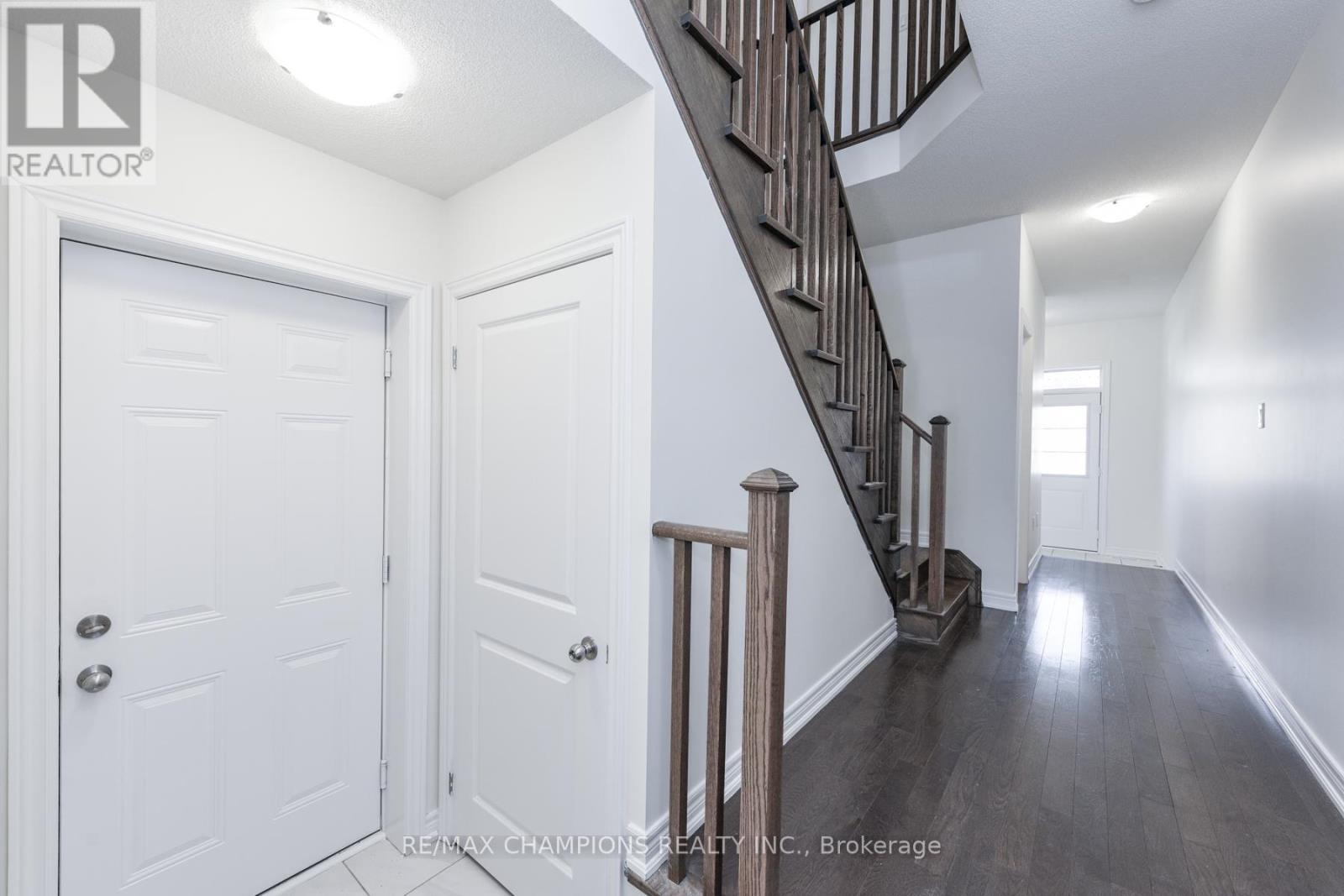 121 Adventura Road, Brampton, Ontario  L7A 0B7 - Photo 4 - W12567634