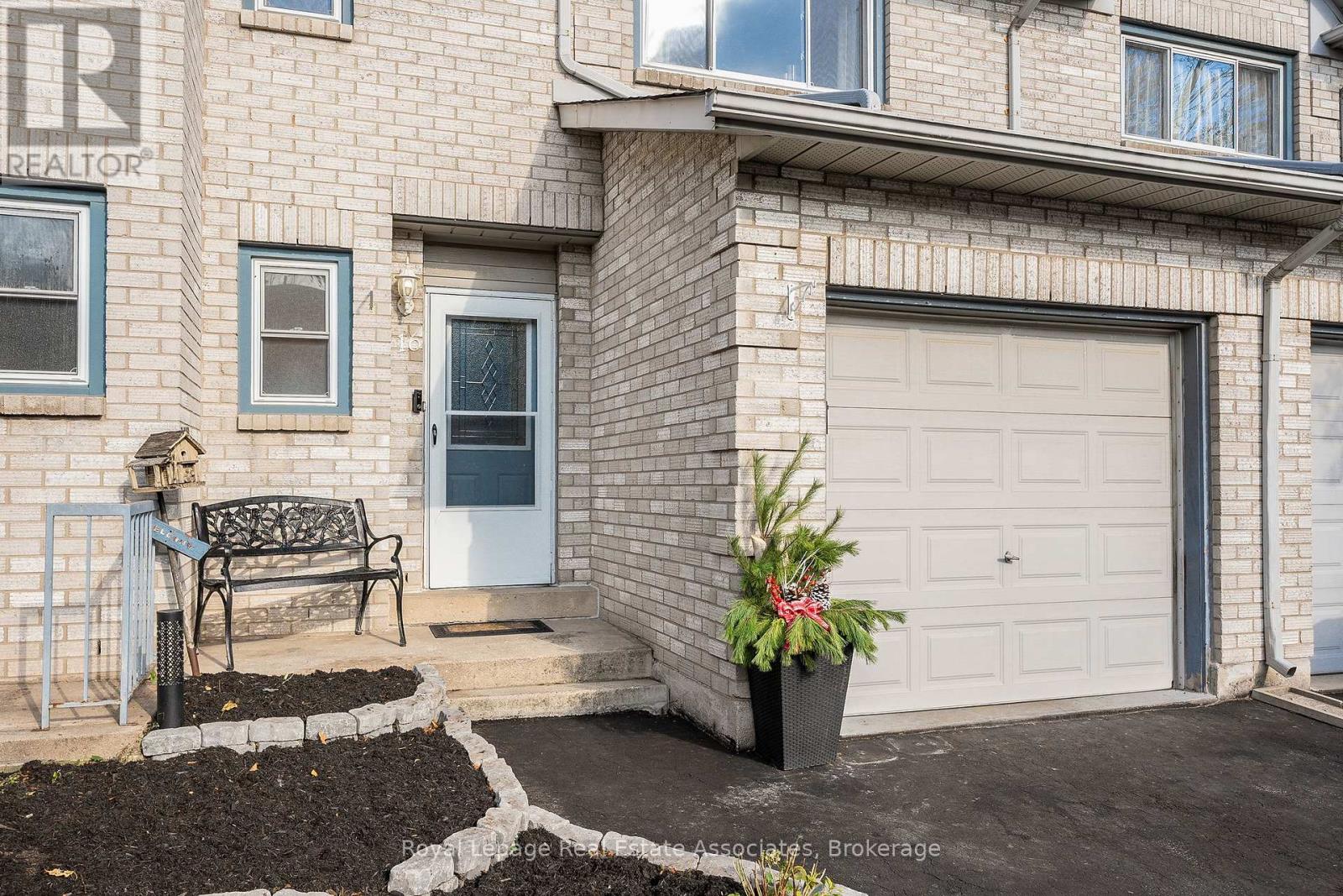 16 - 2 Royalwood Court, Hamilton, Ontario  L8E 4Y9 - Photo 2 - X12567560