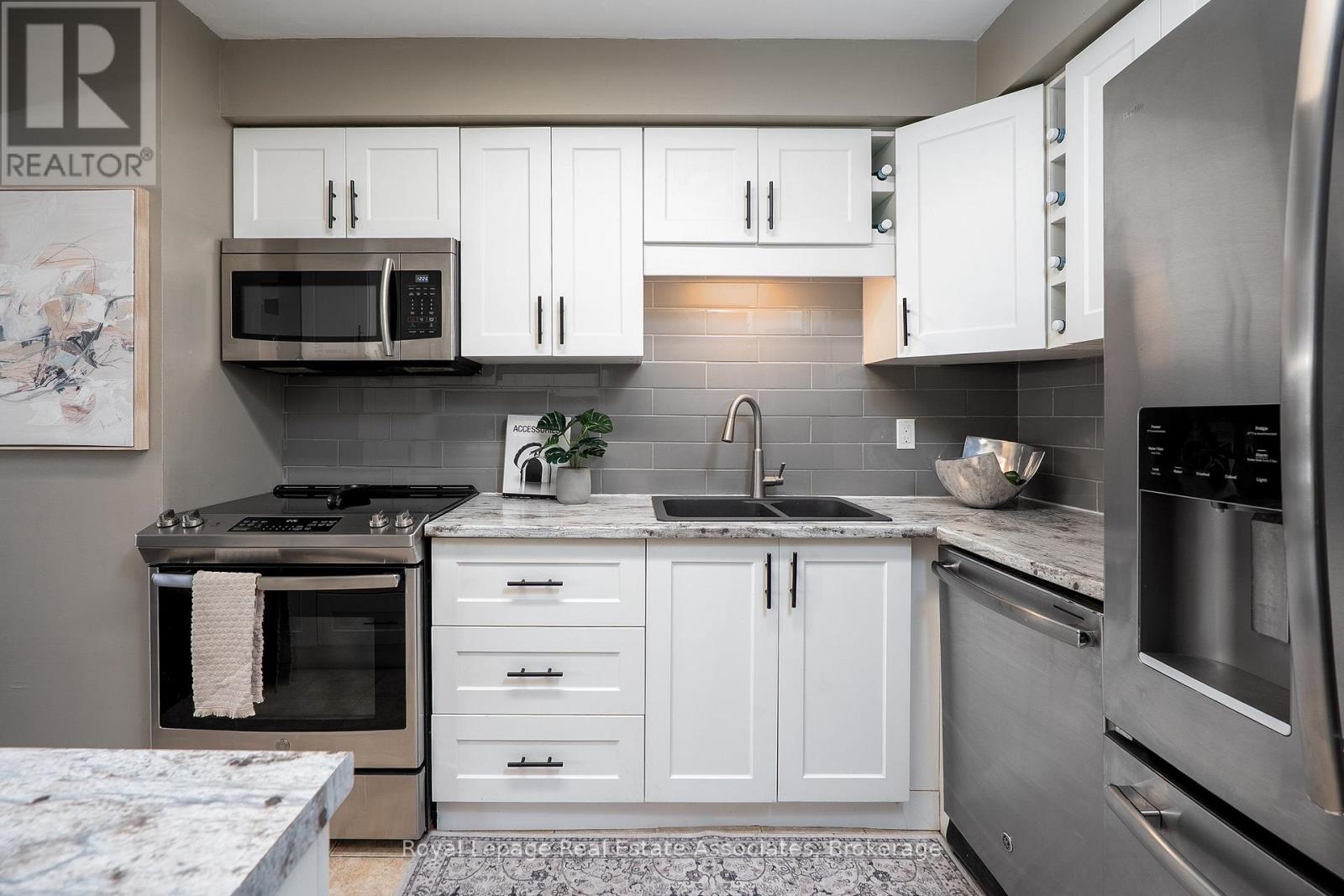 16 - 2 Royalwood Court, Hamilton, Ontario  L8E 4Y9 - Photo 7 - X12567560