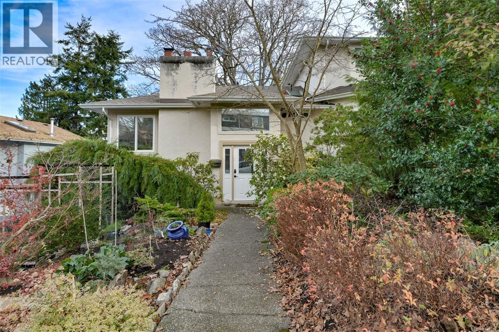 2211 Forbes St, Victoria, British Columbia  V8R 4B5 - Photo 2 - 1020742