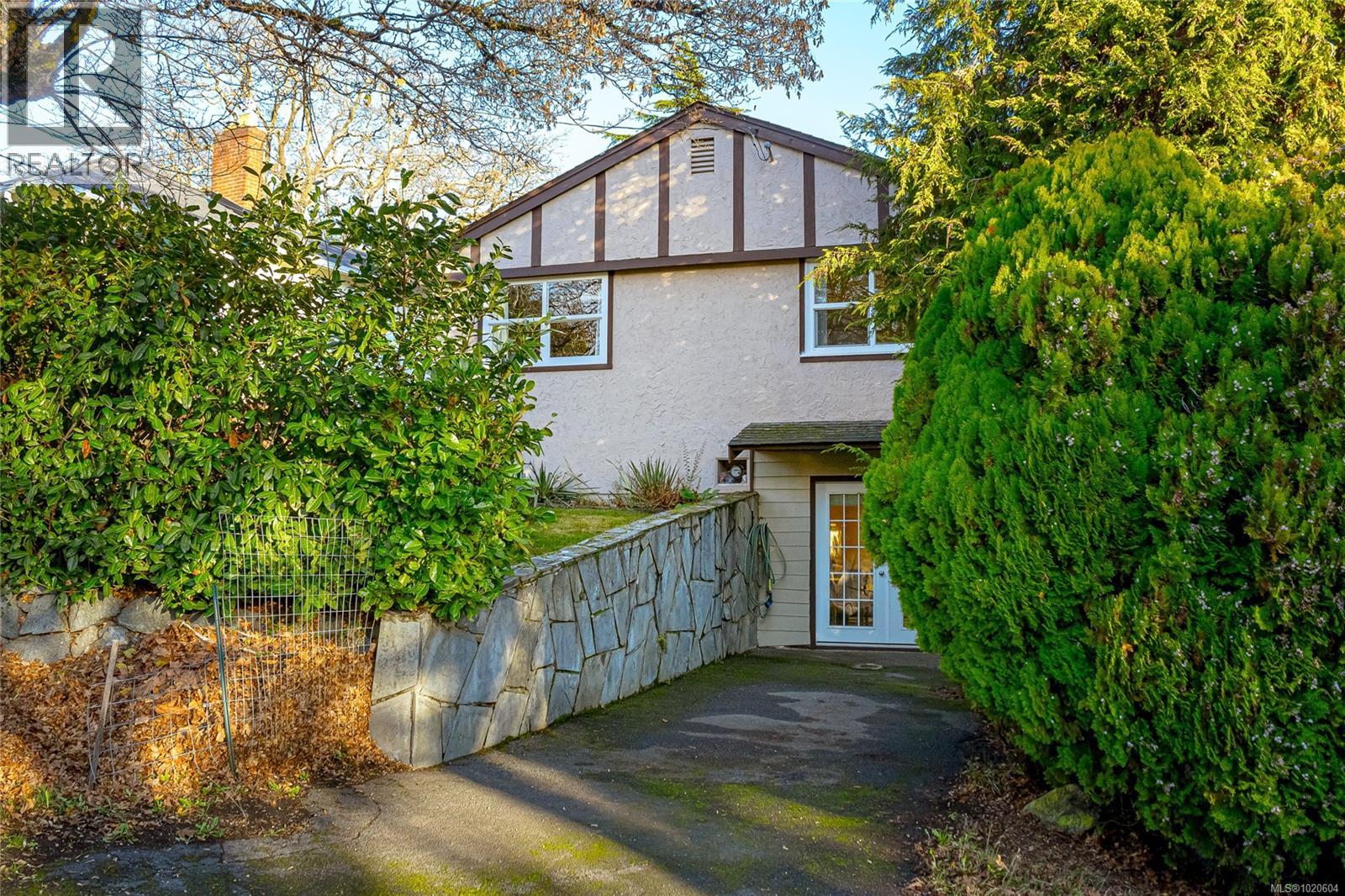 2739 Grosvenor Rd, Victoria, British Columbia