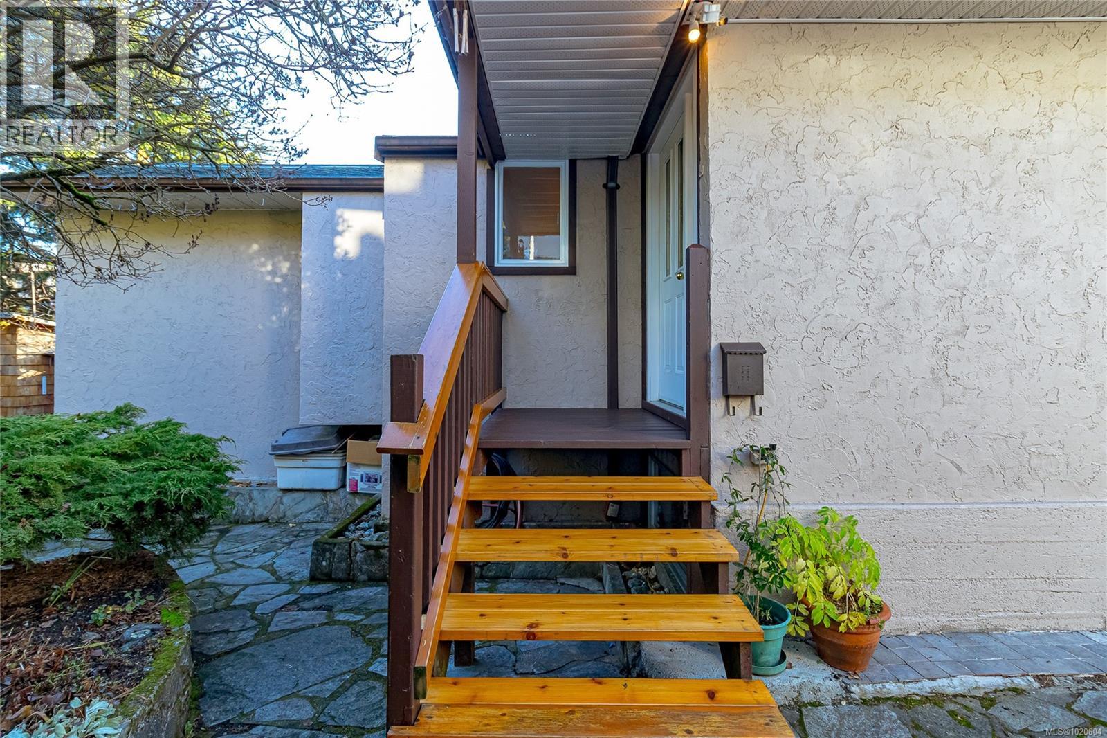 2739 Grosvenor Rd, Victoria, British Columbia  V8T 3M8 - Photo 3 - 1020604