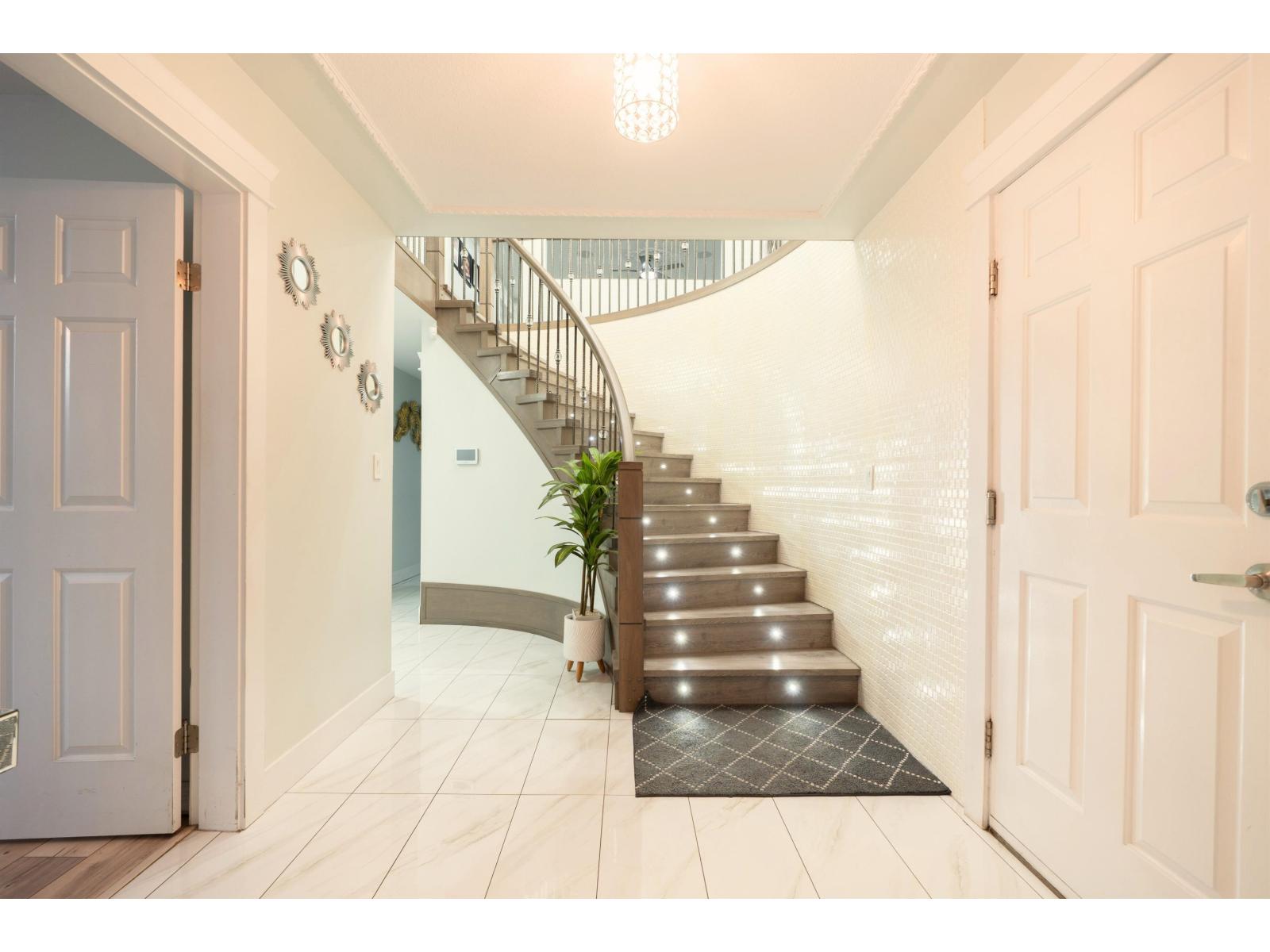 12451 90a Avenue, Surrey, British Columbia  V3V 1C3 - Photo 3 - R3069239