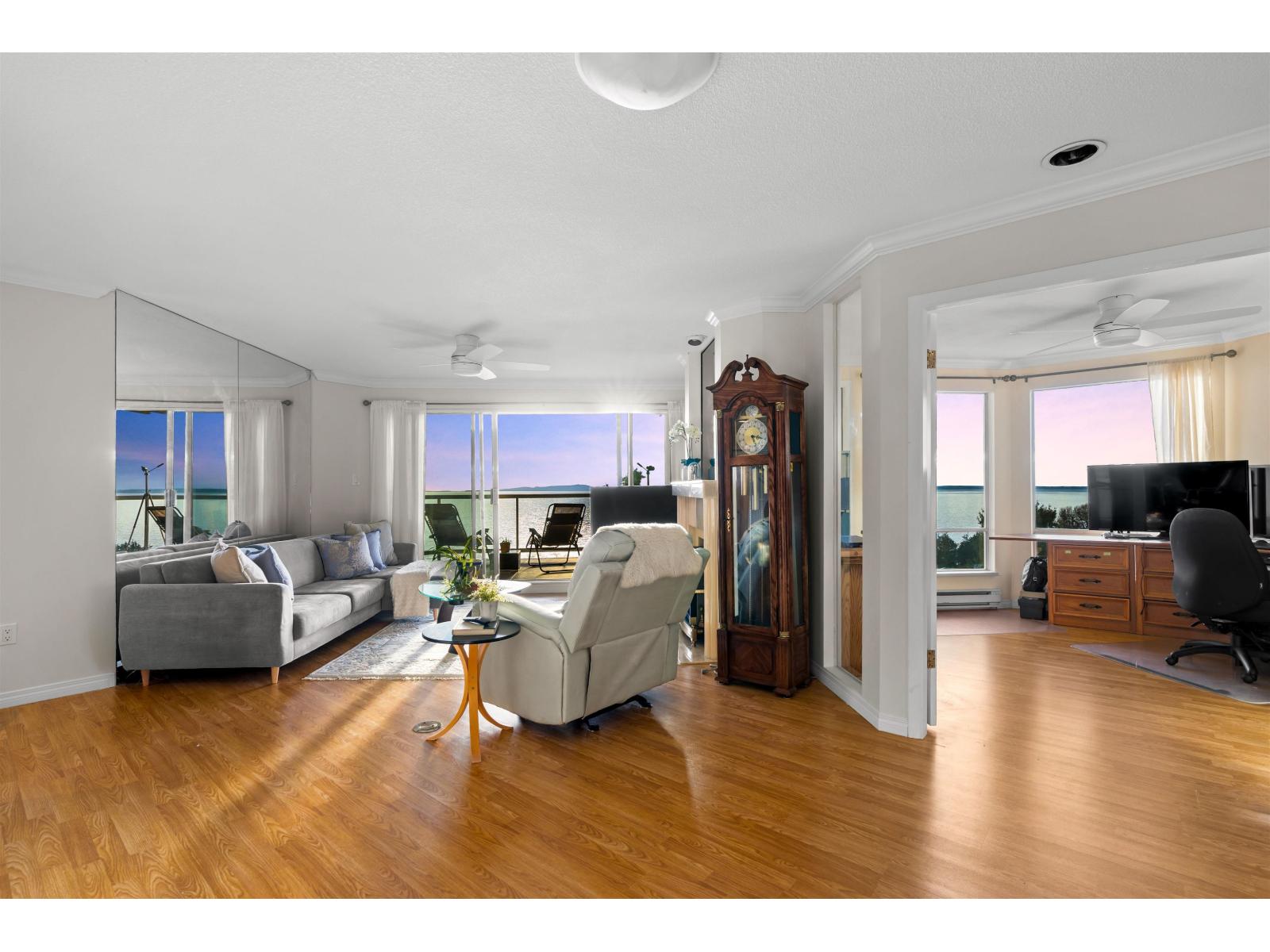 402 15025 Victoria Avenue, White Rock, British Columbia  V4B 1G2 - Photo 4 - R3069335