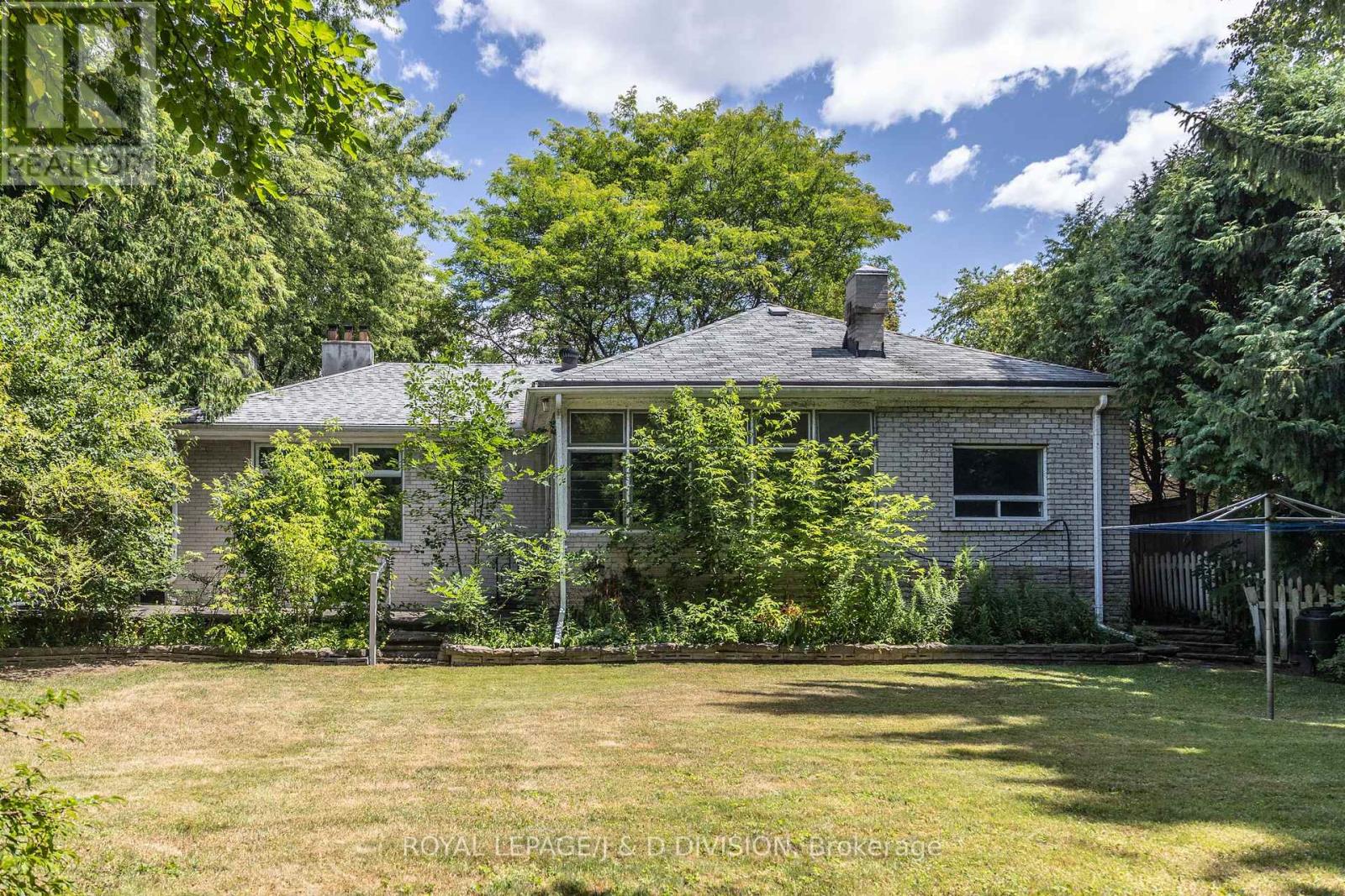 10 Campbell Crescent, Toronto, Ontario  M2P 1P2 - Photo 2 - C12563514