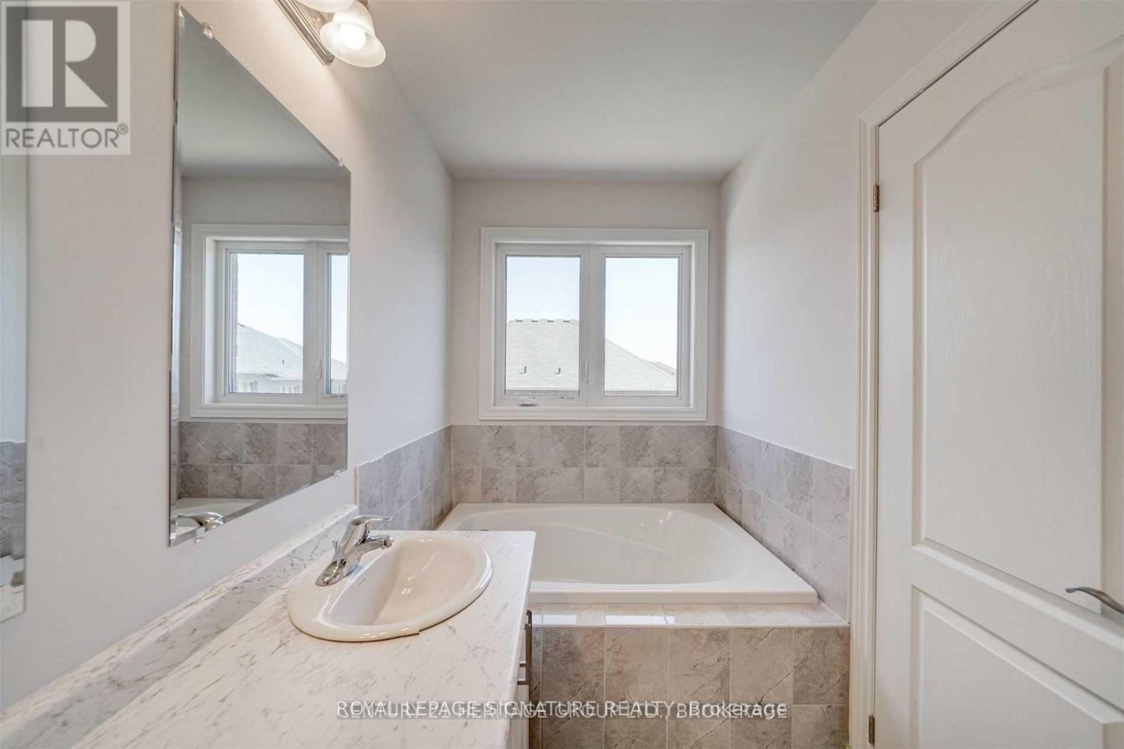 5 Frederick Taylor Way, East Gwillimbury, Ontario  L0G 1M0 - Photo 31 - N12566282