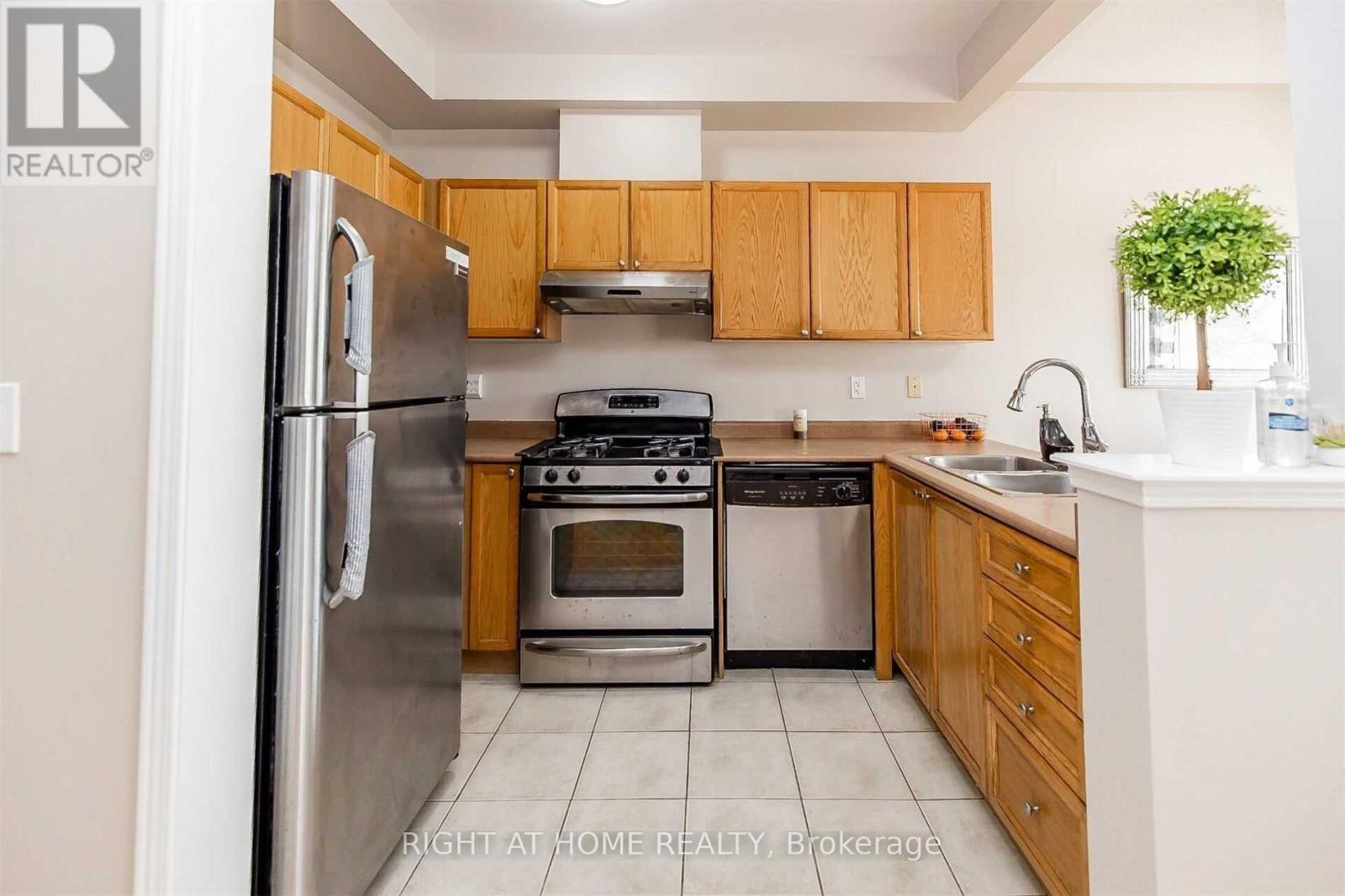 48 Pennyroyal Crescent, Brampton, Ontario  L6S 6J7 - Photo 4 - W12567734