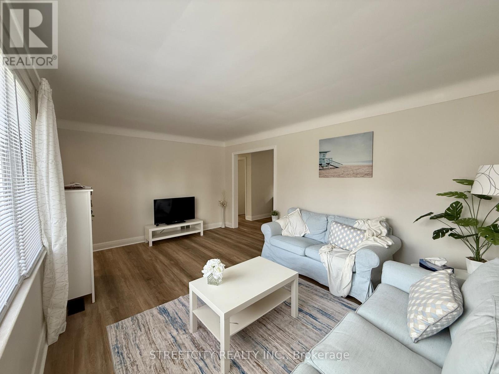 914 Hagle Street, Sarnia, Ontario  N7V 4A7 - Photo 3 - X12567908