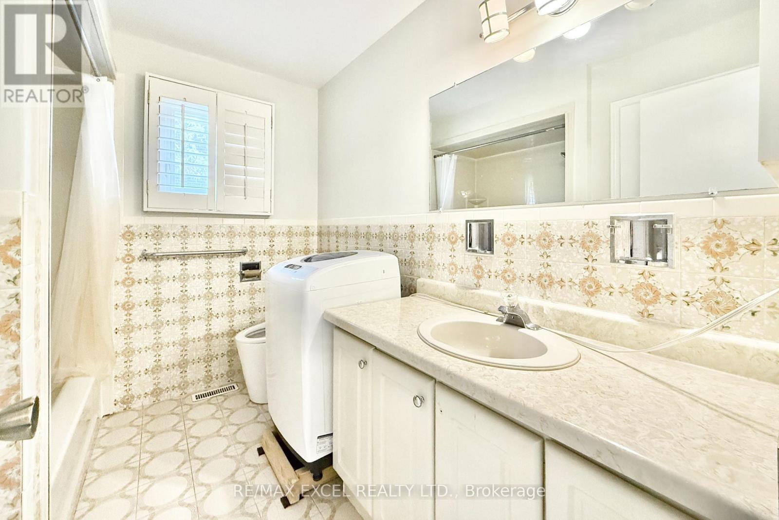 Main - 10 Kersey Crescent, Richmond Hill, Ontario  L4C 3W3 - Photo 8 - N12567896