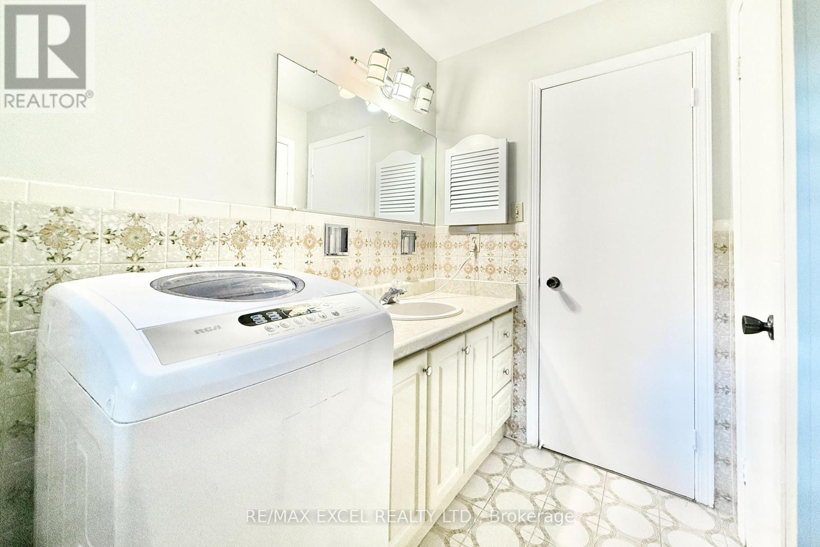 Main - 10 Kersey Crescent, Richmond Hill, Ontario  L4C 3W3 - Photo 9 - N12567896