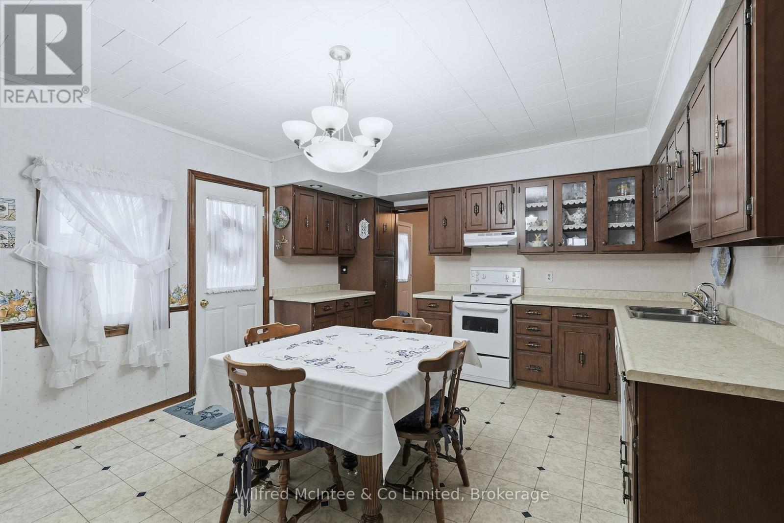 105 Mcgivern Street W, Brockton, Ontario  N0G 2V0 - Photo 8 - X12555236