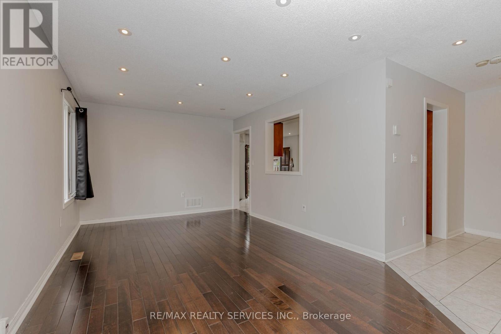 106 Narrow Valley Crescent, Brampton, Ontario  L6R 2M6 - Photo 4 - W12567840