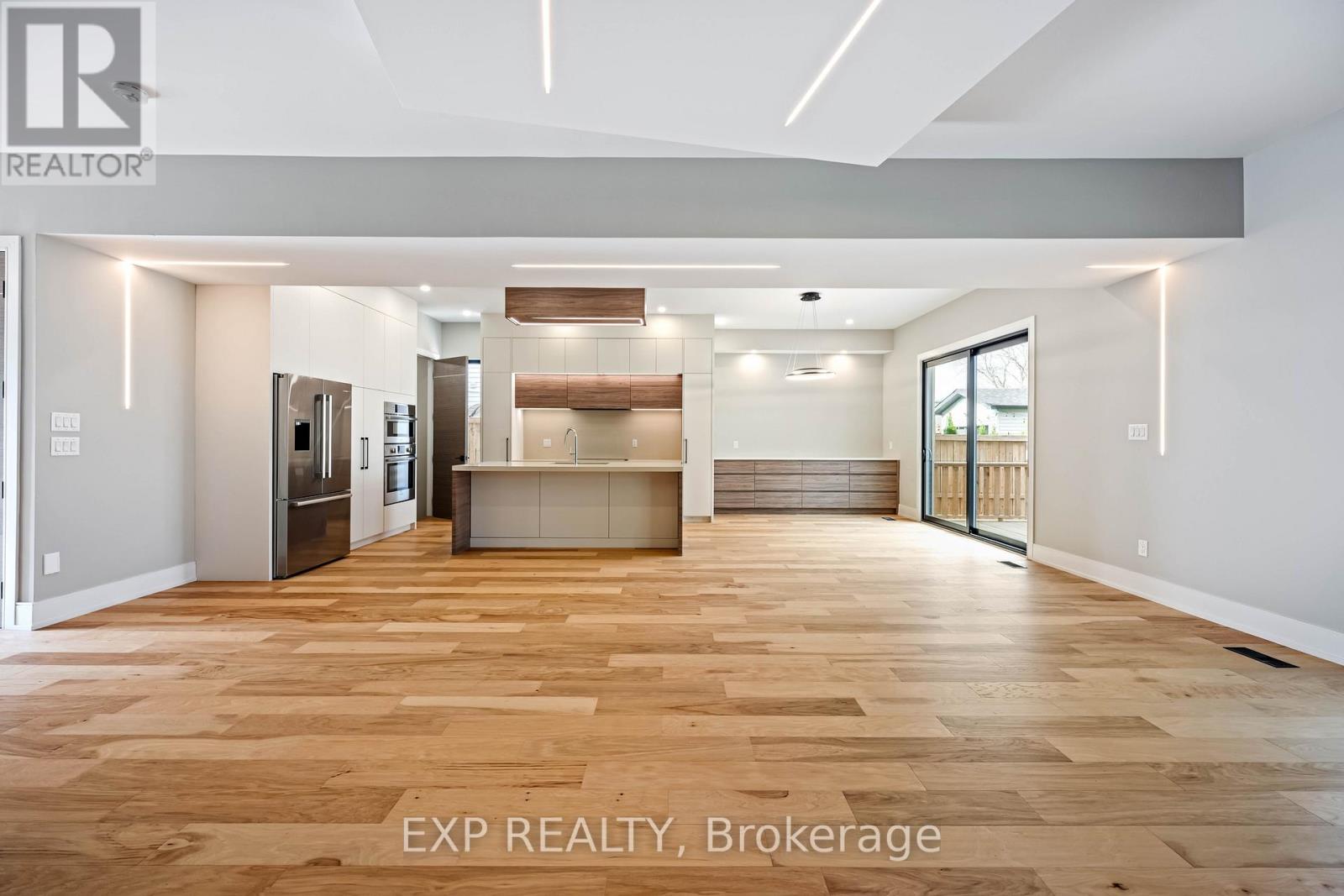 16 Walsh Avenue, Toronto, Ontario  M9M 1B6 - Photo 19 - W12567902