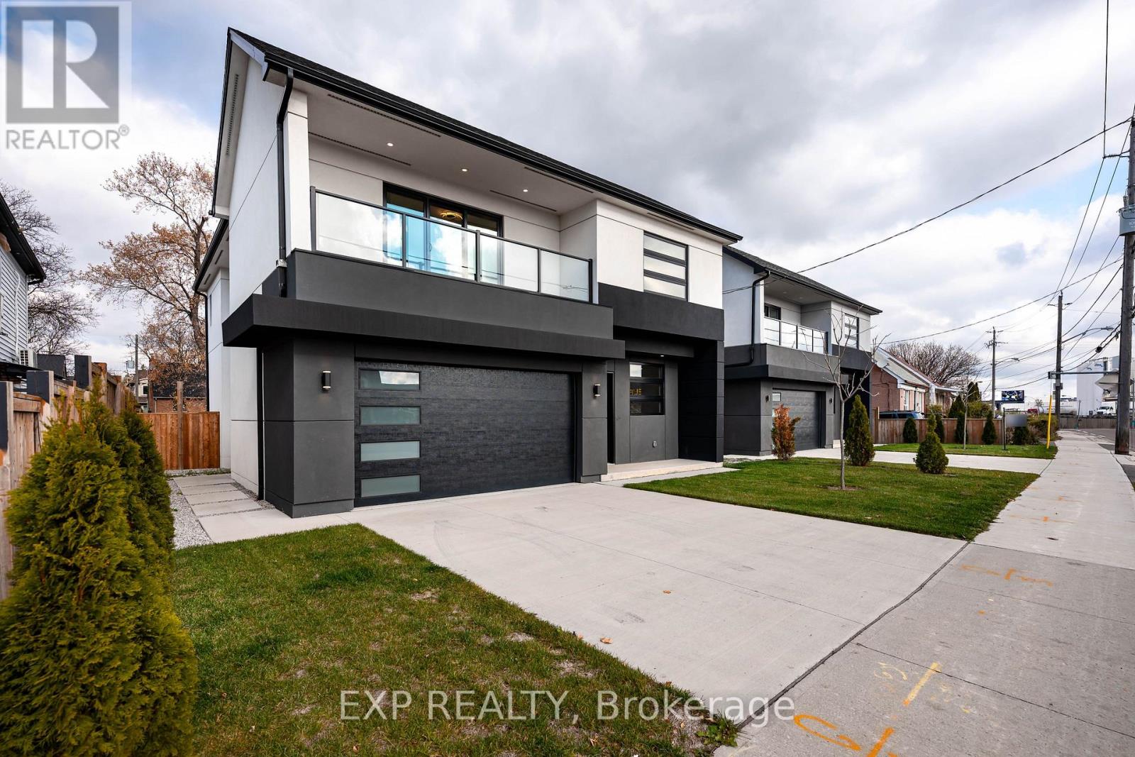 16 Walsh Avenue, Toronto, Ontario  M9M 1B6 - Photo 2 - W12567902