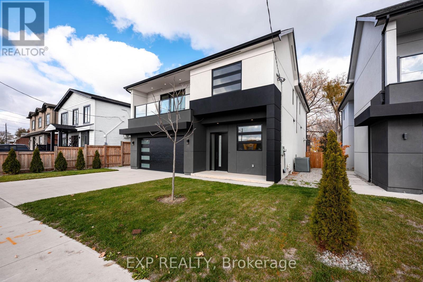 16 Walsh Avenue, Toronto, Ontario  M9M 1B6 - Photo 3 - W12567902