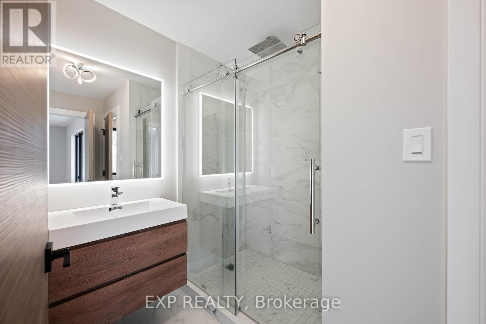 16 Walsh Avenue, Toronto, Ontario  M9M 1B6 - Photo 37 - W12567902