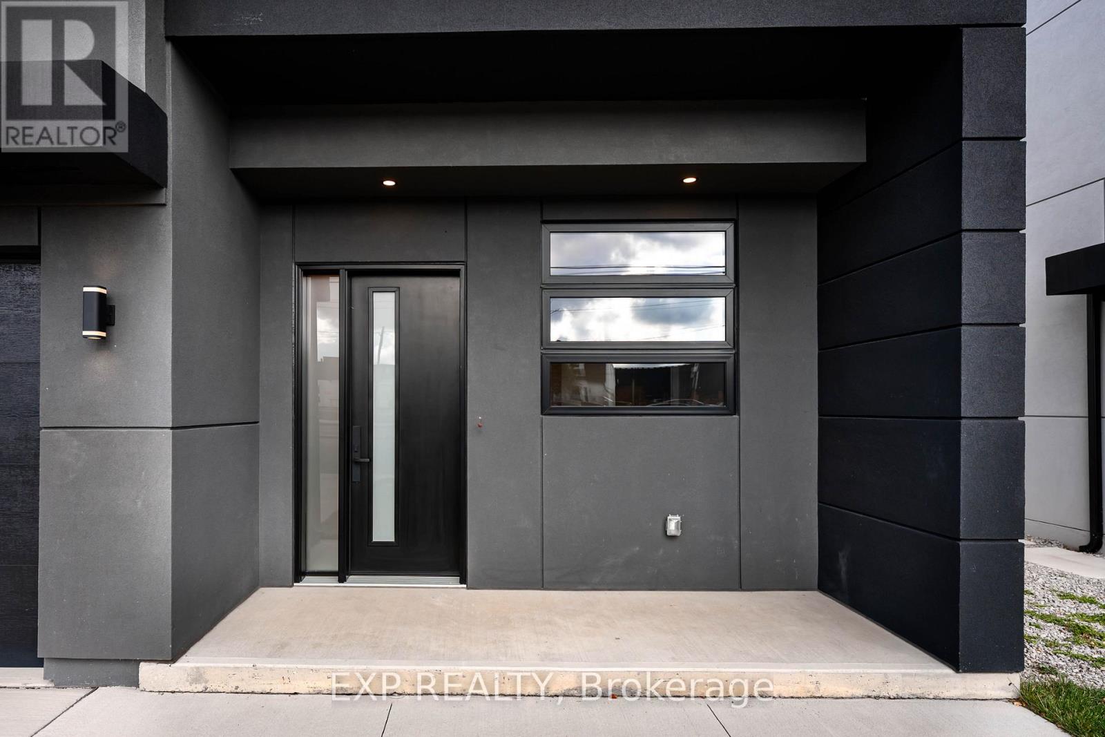 16 Walsh Avenue, Toronto, Ontario  M9M 1B6 - Photo 4 - W12567902