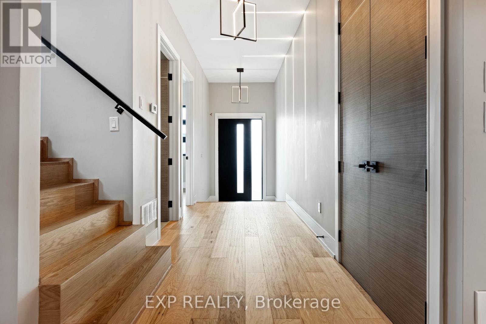 16 Walsh Avenue, Toronto, Ontario  M9M 1B6 - Photo 5 - W12567902