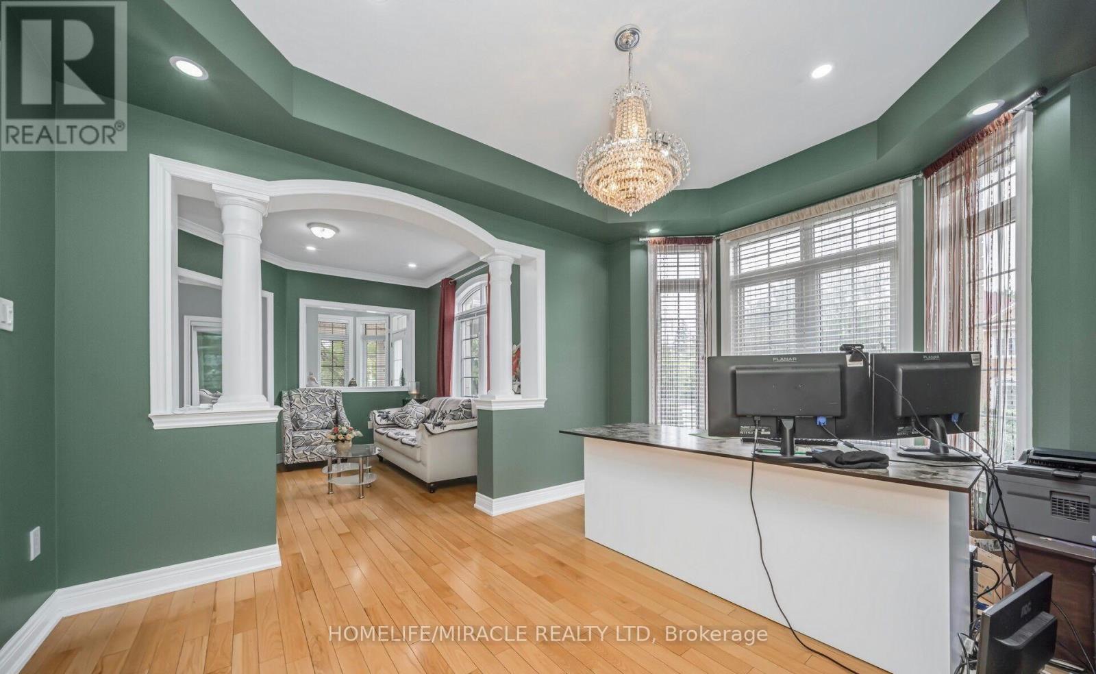 2 Roycrest Street, Brampton, Ontario  L6Z 4P5 - Photo 8 - W12567904