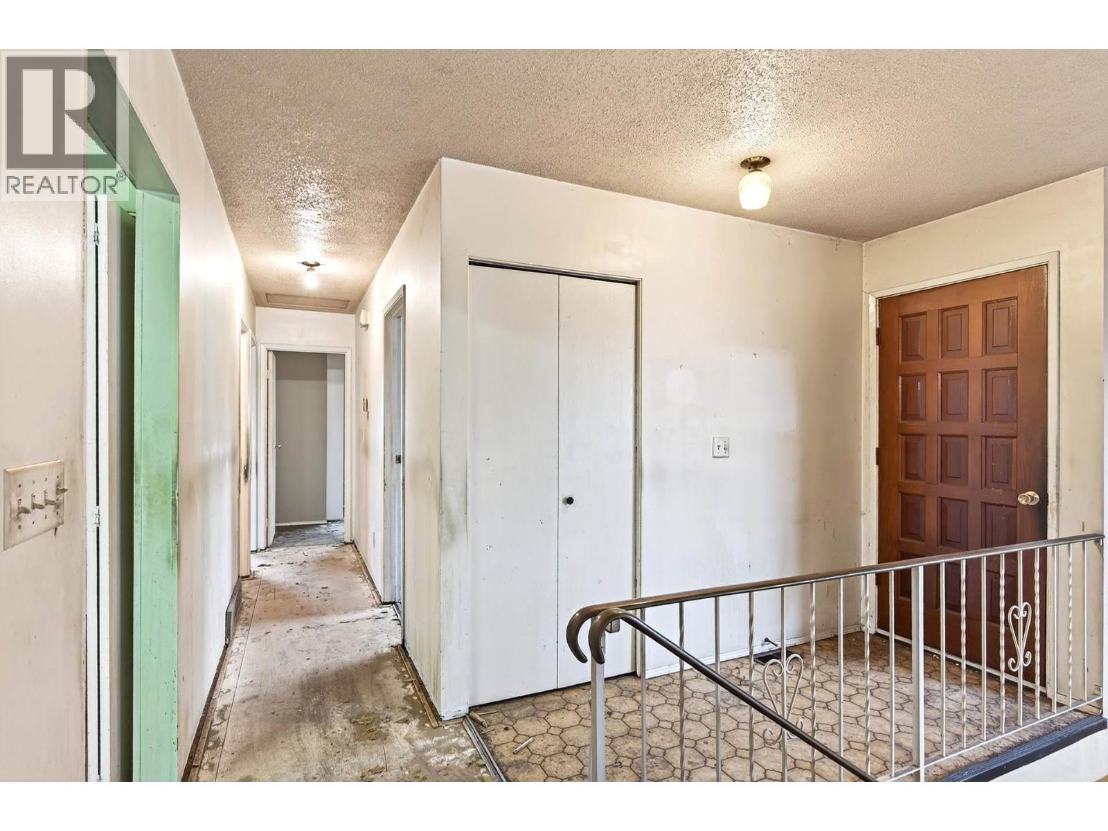 1269 Hook Drive, Kamloops, British Columbia  V2B 7S8 - Photo 4 - 10369733