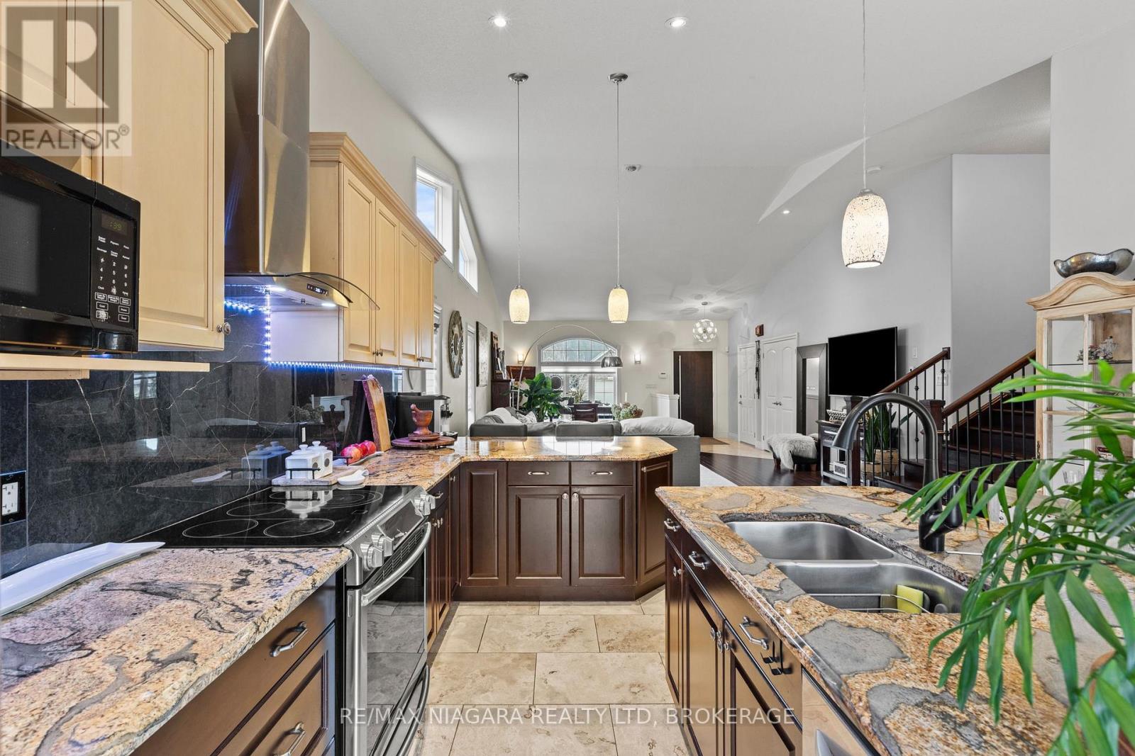 9147 Hendershot Boulevard, Niagara Falls, Ontario  L2H 0E3 - Photo 12 - X12560784