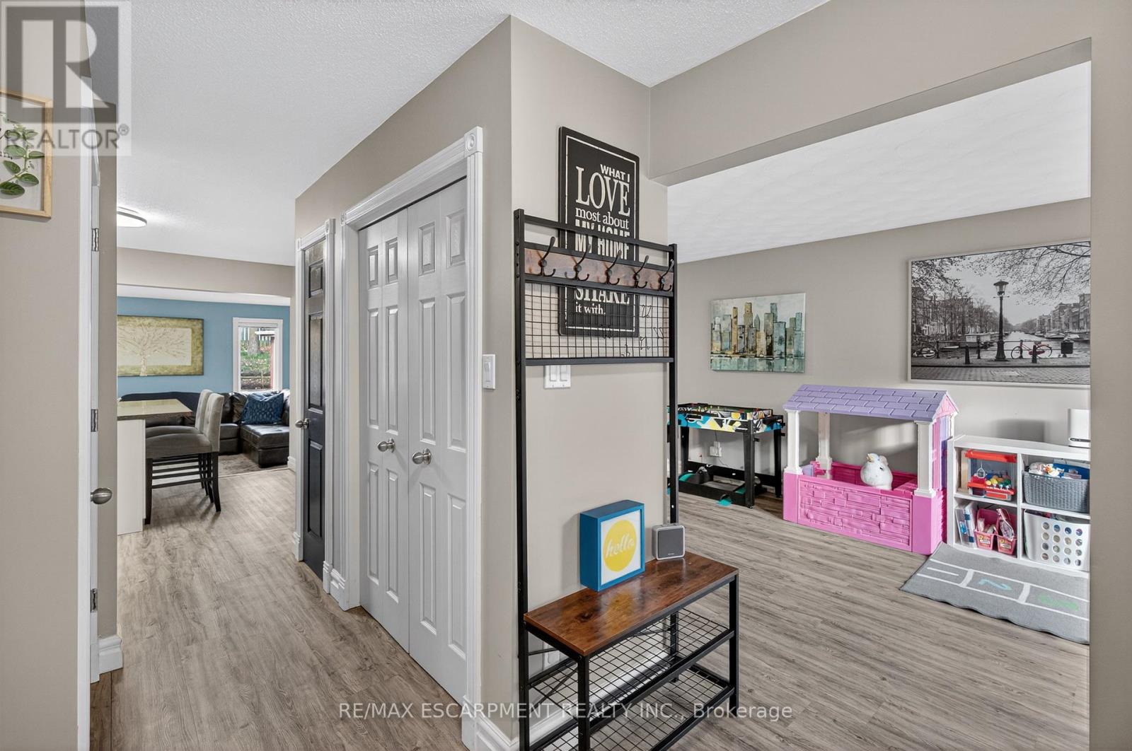 84 Branthaven Drive, Hamilton, Ontario  L8J 2M5 - Photo 7 - X12567822