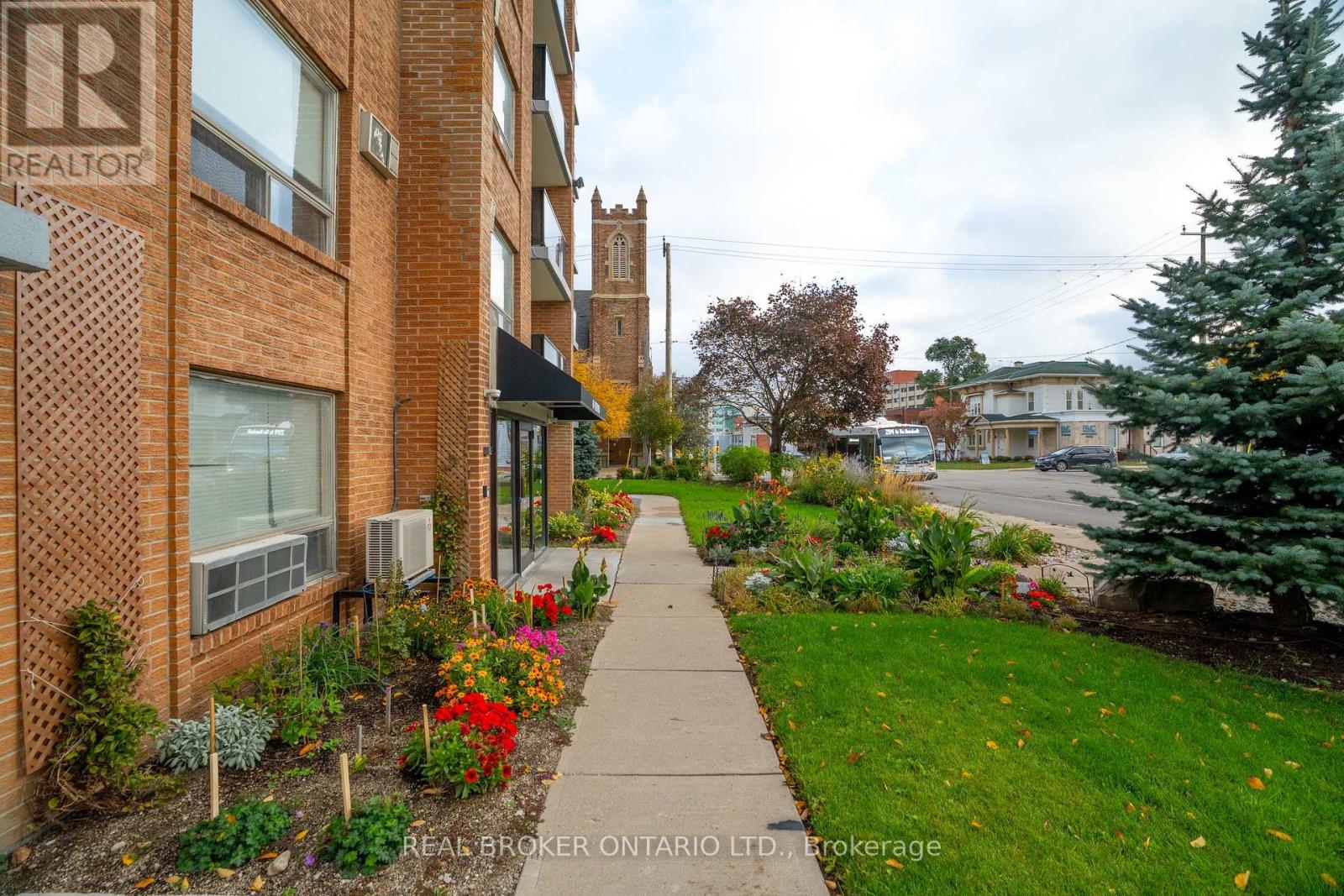 602 - 64 Benton Street, Kitchener, Ontario  N2G 4L9 - Photo 5 - X12567944