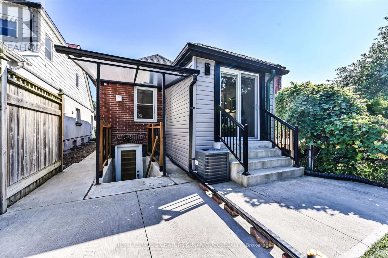 972 Cosburn Avenue, Toronto, Ontario  M4C 2W9 - Photo 28 - E12556426