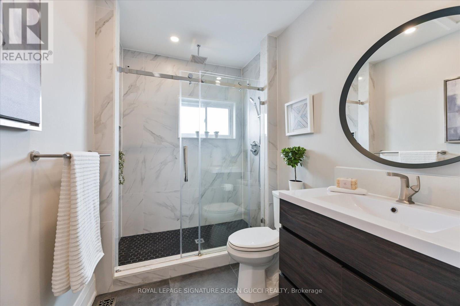 972 Cosburn Avenue, Toronto, Ontario  M4C 2W9 - Photo 16 - E12556426