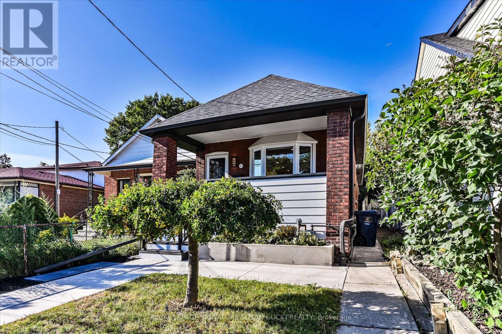 972 Cosburn Avenue, Toronto, Ontario  M4C 2W9 - Photo 3 - E12556426
