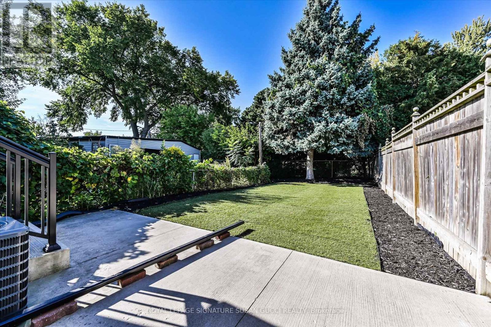 972 Cosburn Avenue, Toronto, Ontario  M4C 2W9 - Photo 27 - E12556426