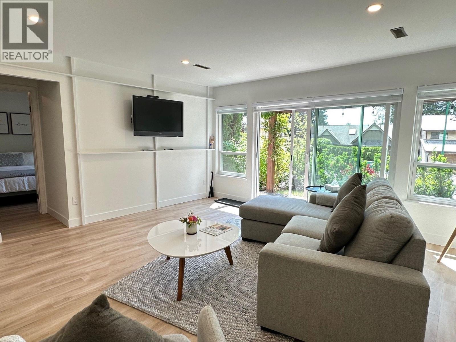 5636 Covey Pl, Vancouver, British Columbia  V7R 4T8 - Photo 3 - R3069343