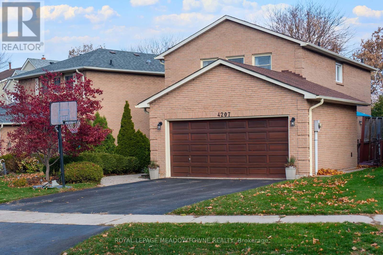 4207 Trapper Crescent, Mississauga, Ontario  L5L 3A7 - Photo 1 - W12536326