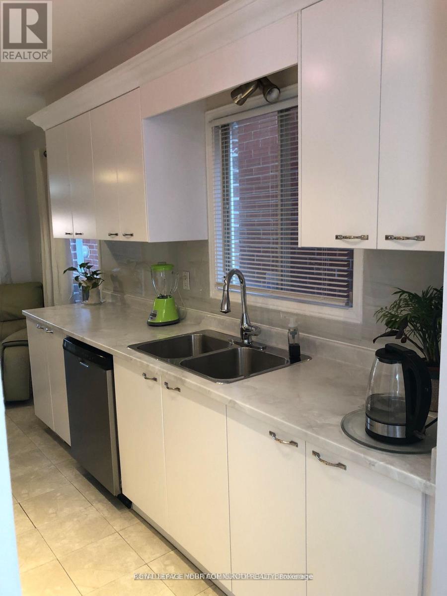 41 Draper Boulevard N, Vaughan, Ontario L4J 5Y9 - Photo 8 - N12568038