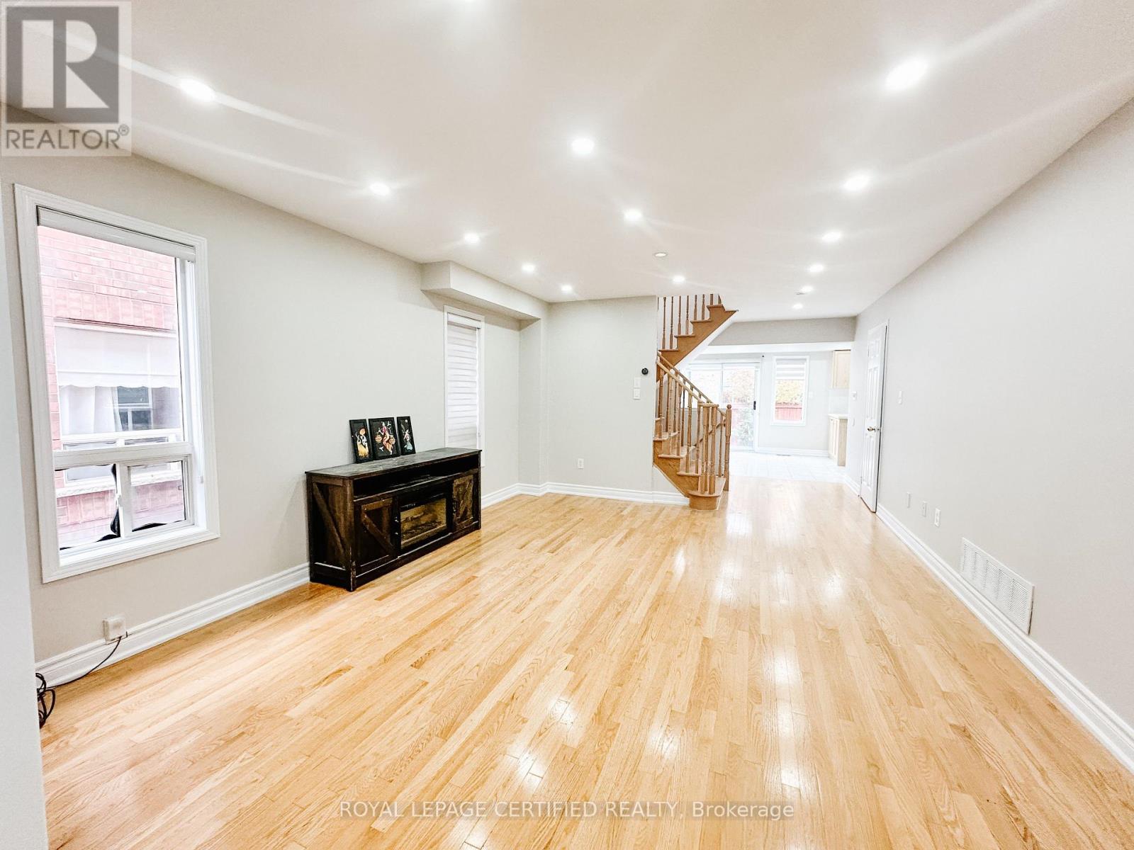 30 Lucerne Drive, Vaughan, Ontario  L4H 2Y2 - Photo 5 - N12568044