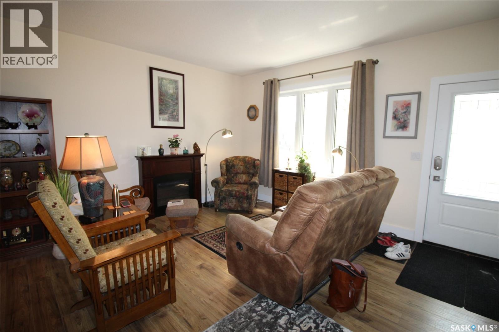 580 1st Street E, Shaunavon, Saskatchewan  S0N 2M0 - Photo 2 - SK024530