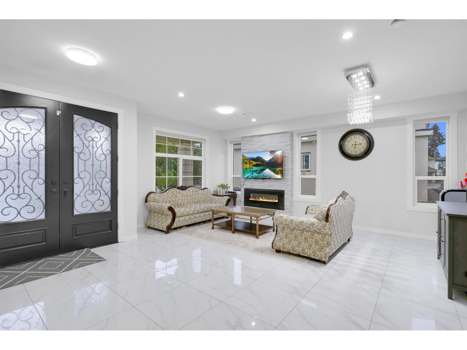 8069 124 Street, Surrey, British Columbia  V3W 0X7 - Photo 2 - R3053349