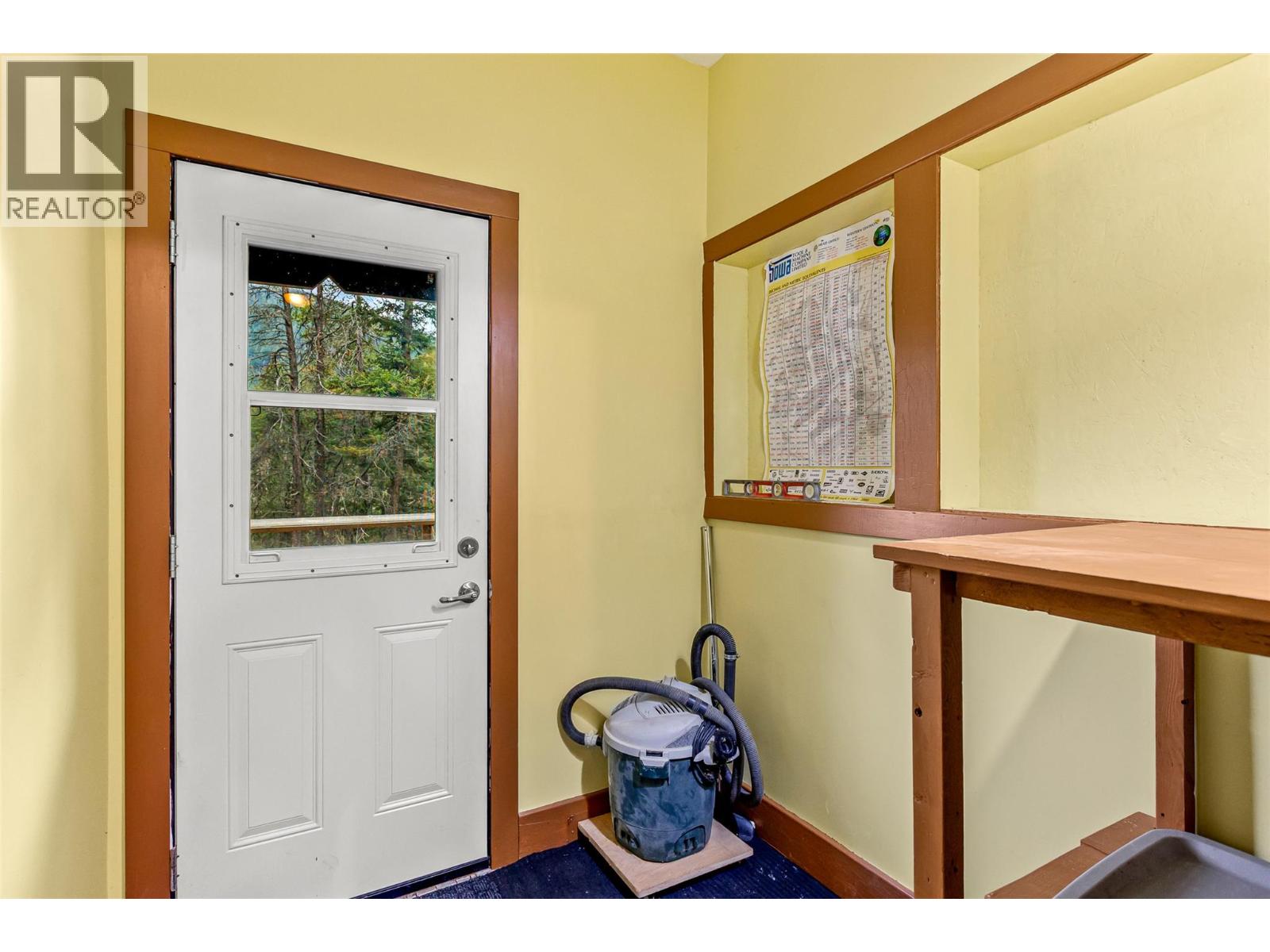 6927 Customs Road, Kingsgate, British Columbia V0B 1V1 - Photo 11 - 10369550