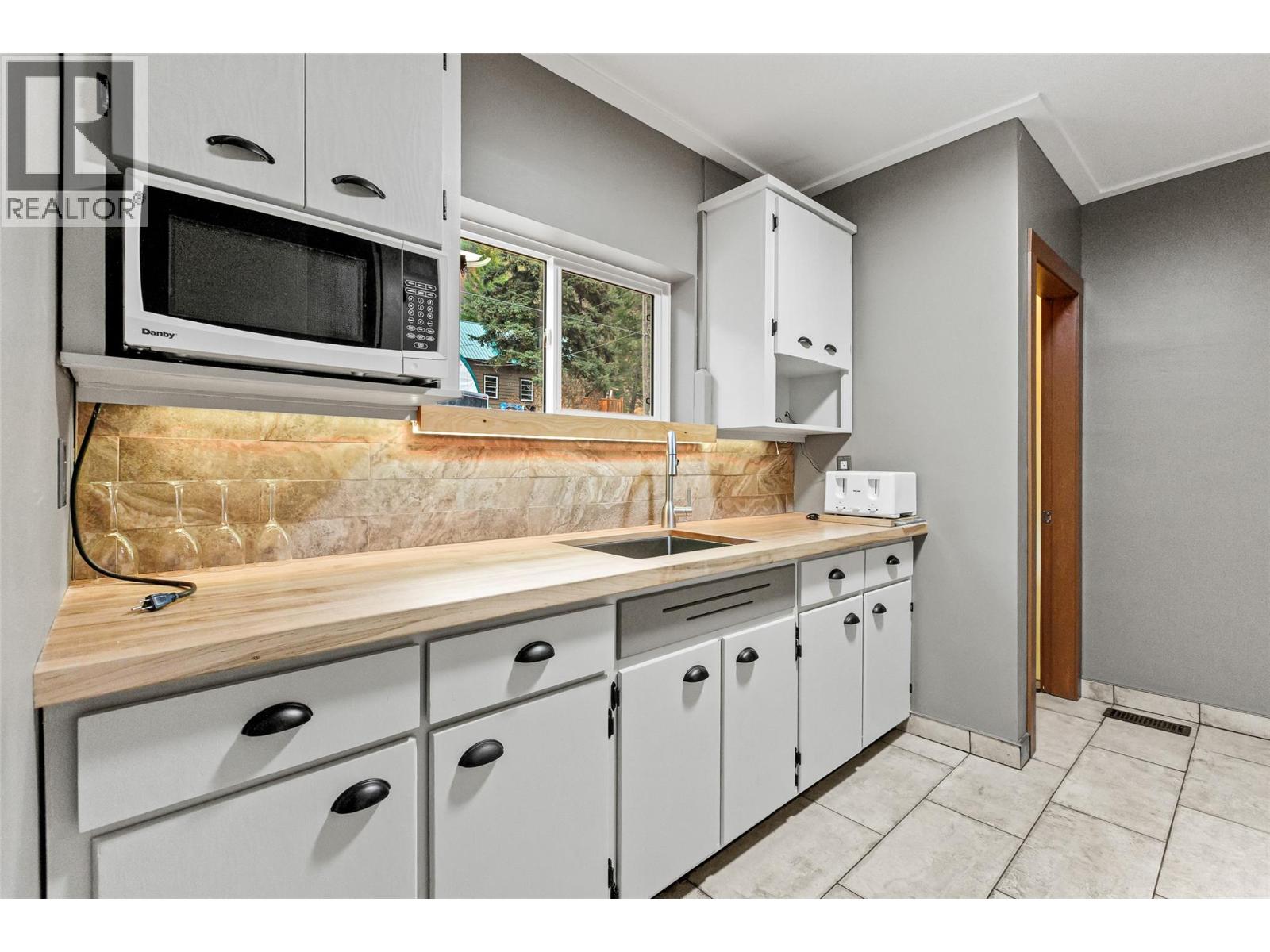 6927 Customs Road, Kingsgate, British Columbia V0B 1V1 - Photo 16 - 10369550